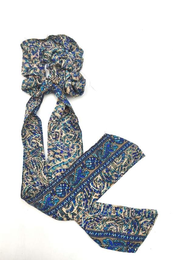 Coletero de seda estampada tonos azules con lazo largo de estilo boho.