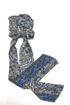 Coletero de seda estampada tonos azules con lazo largo de estilo boho.