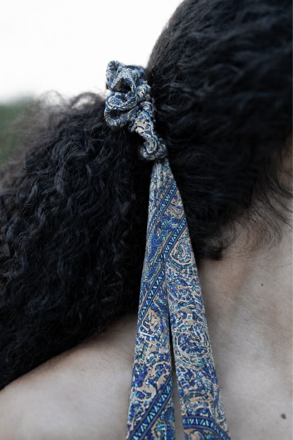 Coletero de seda estampada tonos azules con lazo largo de estilo boho.