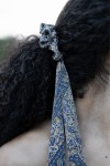 Coletero de seda estampada tonos azules con lazo largo de estilo boho.