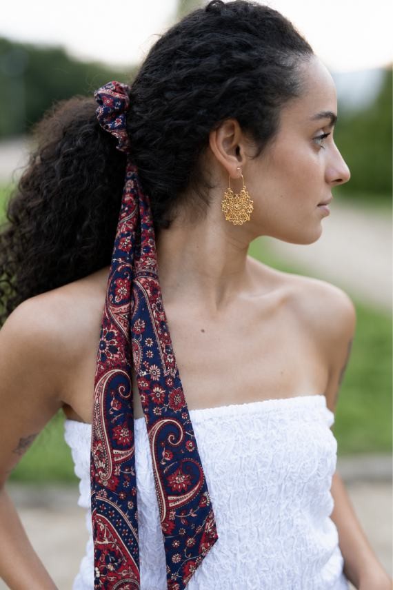 Coletero de seda estampada tonos azules con lazo largo de estilo boho.