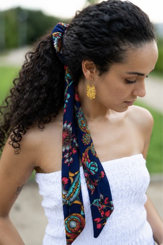 Coletero de seda estampada tonos azules con lazo largo de estilo boho.