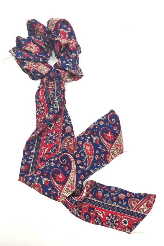Coletero de seda estampada tonos azules con lazo largo de estilo boho.