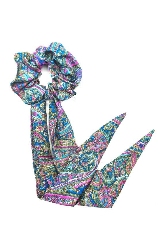 Coletero de seda estampada paisley multicolor con lazo largo de estilo boho chic.