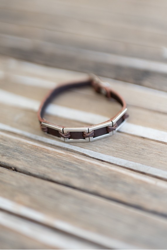 Pulsera artesanal de cuero marrón con eslabones metálicos plateados, diseño boho Samarkanda
