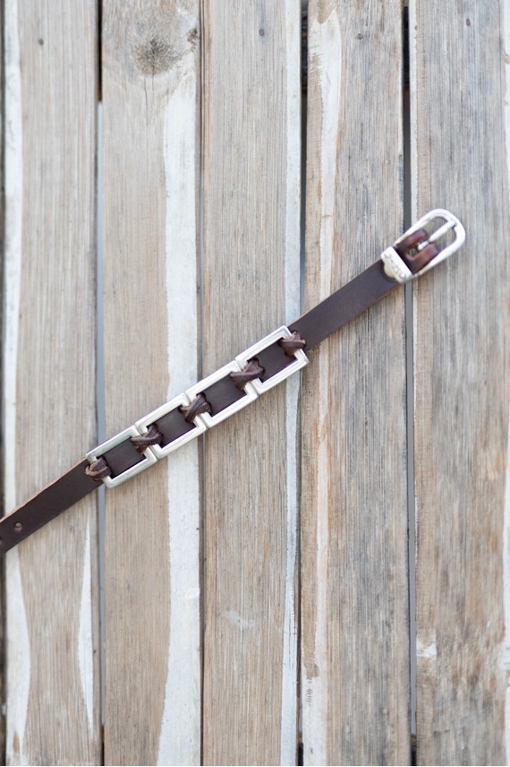 Pulsera artesanal de cuero marrón con eslabones metálicos plateados, diseño boho Samarkanda
