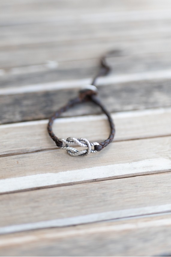 Pulsera Liana de cuero marrón trenzado con aros metálicos entrelazados, estilo boho Samarkanda.