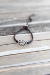 Pulsera Liana de cuero marrón trenzado con aros metálicos entrelazados, estilo boho Samarkanda.