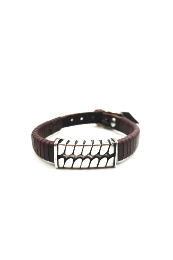 Pulsera Duna de cuero marrón con placa metálica rectangular de inspiración étnica.