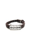 Pulsera Duna de cuero marrón con placa metálica rectangular de inspiración étnica.