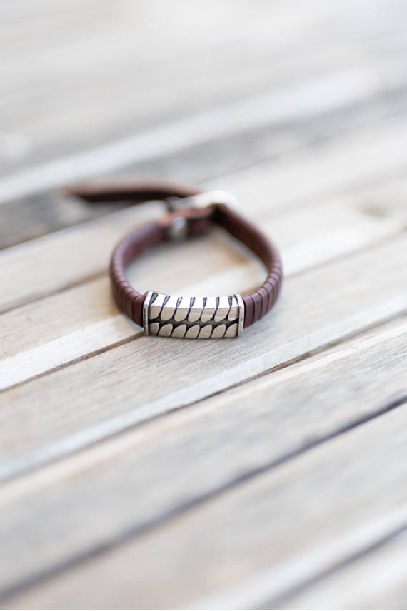 Pulsera Duna de cuero marrón con placa metálica rectangular de inspiración étnica.