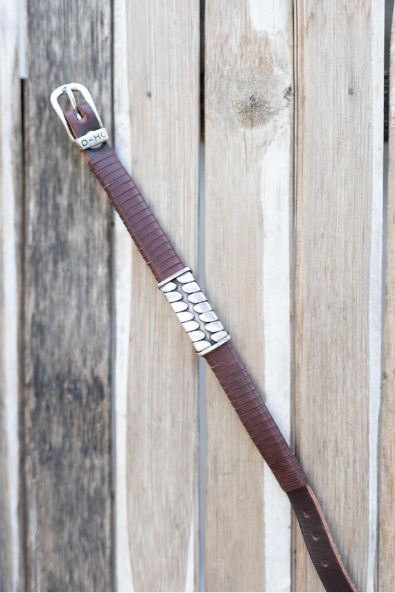 Pulsera Duna de cuero marrón con placa metálica rectangular de inspiración étnica.