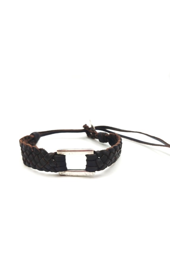 Pulsera Selva de cuero marrón trenzado con eslabón metálico rectangular plateado, estilo boho.