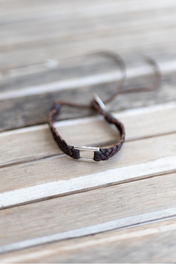 Pulsera Selva de cuero marrón trenzado con eslabón metálico rectangular plateado, estilo boho.