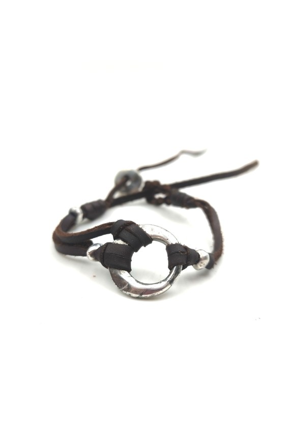 Pulsera Luna de cuero marrón con aro metálico plateado y detalles anudados, diseño boho artesanal Samarkanda.