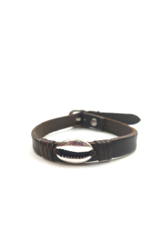 Pulsera Océano de cuero marrón con concha cauri metálica plateada y cierre de hebilla.