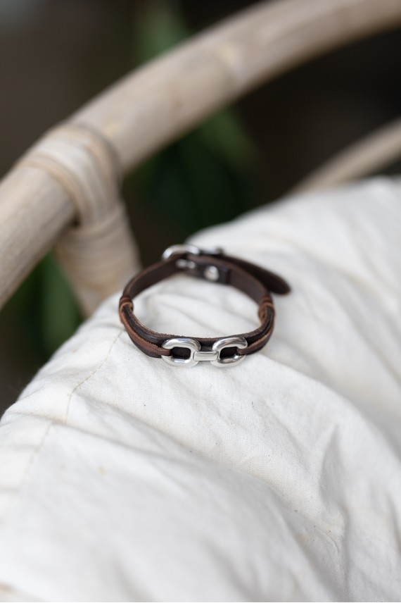 Pulsera Eslabón de cuero marrón con dos eslabones metálicos plateados, diseño boho artesanal.