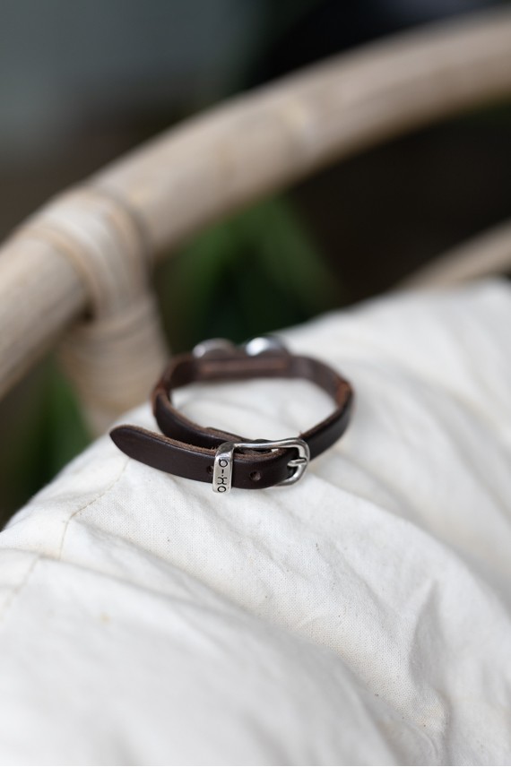 Pulsera Eslabón de cuero marrón con dos eslabones metálicos plateados, diseño boho artesanal.