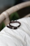 Pulsera Eslabón de cuero marrón con dos eslabones metálicos plateados, diseño boho artesanal.