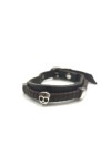 Pulsera Karma de cuero marrón con calavera metálica plateada y detalles laterales.