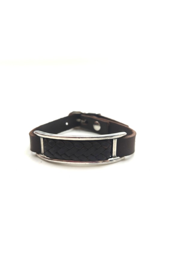 Pulsera Tierra de cuero marrón con trenzado central y marco metálico plateado de estilo boho.