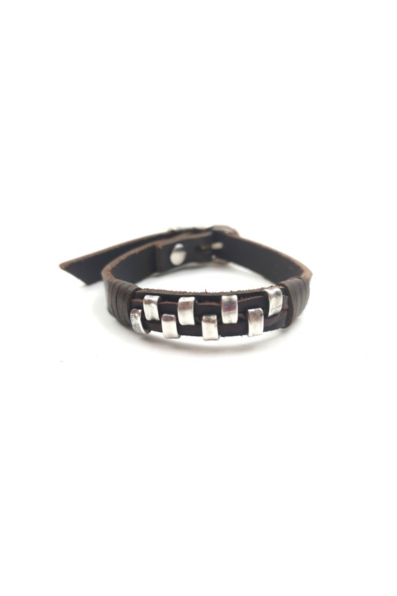 Pulsera Tribu de cuero marrón con pequeños apliques metálicos plateados de inspiración étnica.