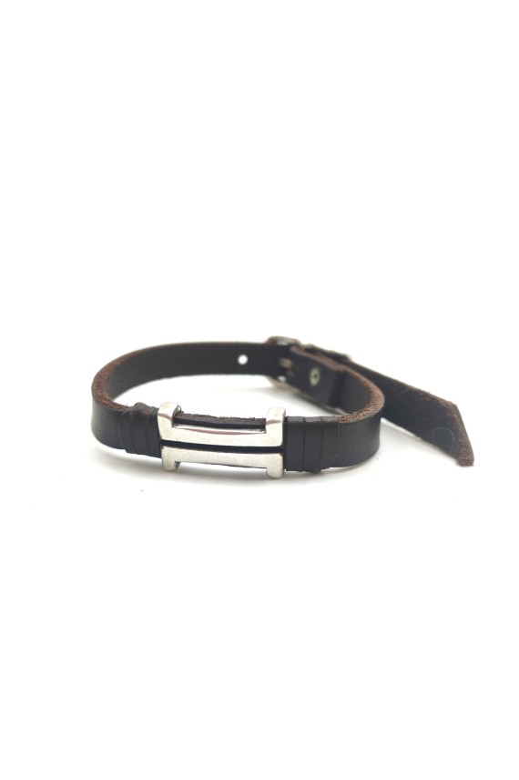 Pulsera Horizonte de cuero marrón con pieza metálica geométrica de doble línea y acabado plateado.