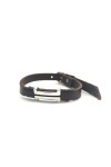 Pulsera Horizonte de cuero marrón con pieza metálica geométrica de doble línea y acabado plateado.