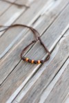 Pulseras Arcoíris de cuero marrón con cuentas de colores azul, verde, amarillo y naranja, estilo boho hippie.