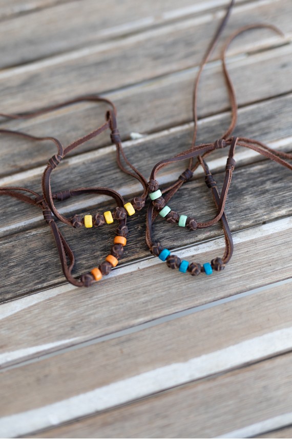 Pulseras Arcoíris de cuero marrón con cuentas de colores azul, verde, amarillo y naranja, estilo boho hippie.