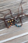 Pulseras Arcoíris de cuero marrón con cuentas de colores azul, verde, amarillo y naranja, estilo boho hippie.