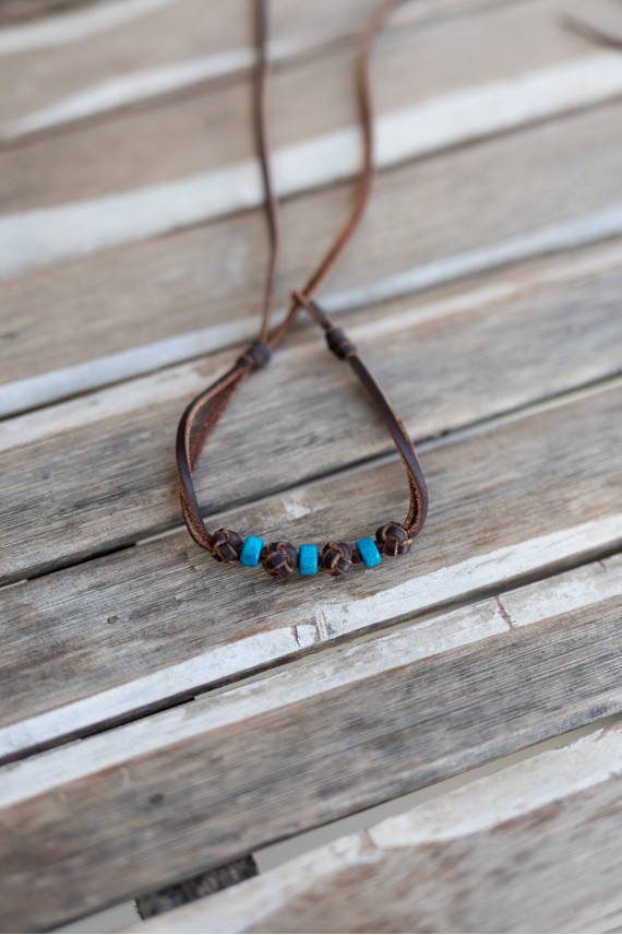 Pulseras Arcoíris de cuero marrón con cuentas de colores azul, verde, amarillo y naranja, estilo boho hippie.