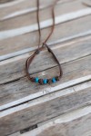 Pulseras Arcoíris de cuero marrón con cuentas de colores azul, verde, amarillo y naranja, estilo boho hippie.