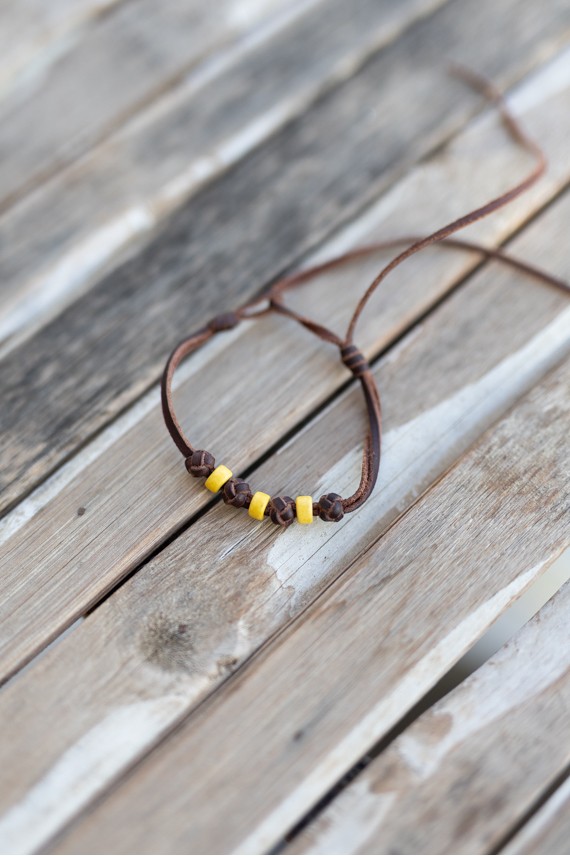 Pulseras Arcoíris de cuero marrón con cuentas de colores azul, verde, amarillo y naranja, estilo boho hippie.