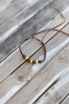 Pulseras Arcoíris de cuero marrón con cuentas de colores azul, verde, amarillo y naranja, estilo boho hippie.