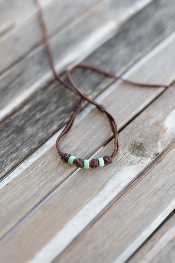 Pulseras Arcoíris de cuero marrón con cuentas de colores azul, verde, amarillo y naranja, estilo boho hippie.