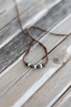 Pulseras Arcoíris de cuero marrón con cuentas de colores azul, verde, amarillo y naranja, estilo boho hippie.