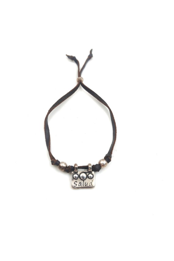 Pulsera Alma de cuero marrón con colgante metálico Salud y cuentas plateadas, diseño boho artesanal.