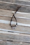 Pulsera Alma de cuero marrón con colgante metálico Salud y cuentas plateadas, diseño boho artesanal.