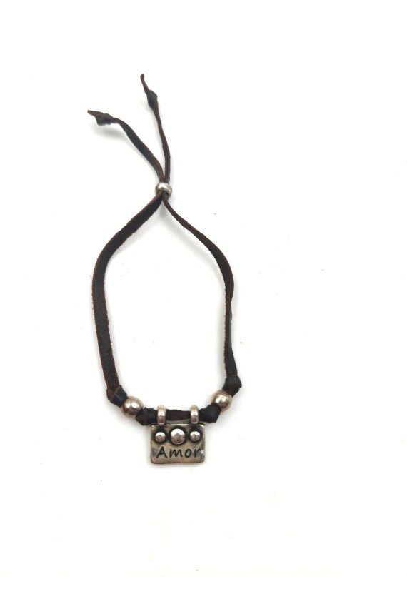 Pulsera Corazón de cuero marrón con colgante metálico Amor y cuentas plateadas, estilo boho artesanal.