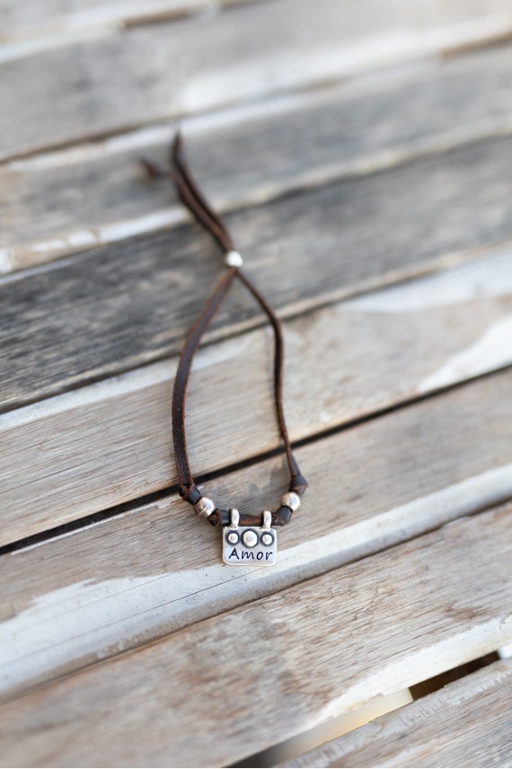 Pulsera Corazón de cuero marrón con colgante metálico Amor y cuentas plateadas, estilo boho artesanal.
