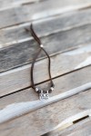 Pulsera Corazón de cuero marrón con colgante metálico Amor y cuentas plateadas, estilo boho artesanal.