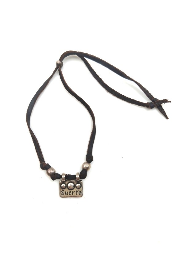 Pulsera Fortuna de cuero marrón con colgante metálico Suerte y cuentas plateadas, diseño boho artesanal
