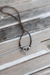 Pulsera Fortuna de cuero marrón con colgante metálico Suerte y cuentas plateadas, diseño boho artesanal