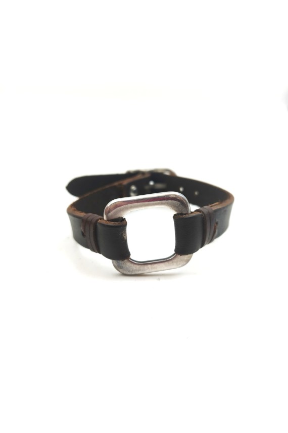 Pulsera Ventana de cuero marrón con gran eslabón cuadrado metálico plateado y cierre de hebilla.