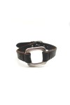 Pulsera Ventana de cuero marrón con gran eslabón cuadrado metálico plateado y cierre de hebilla.