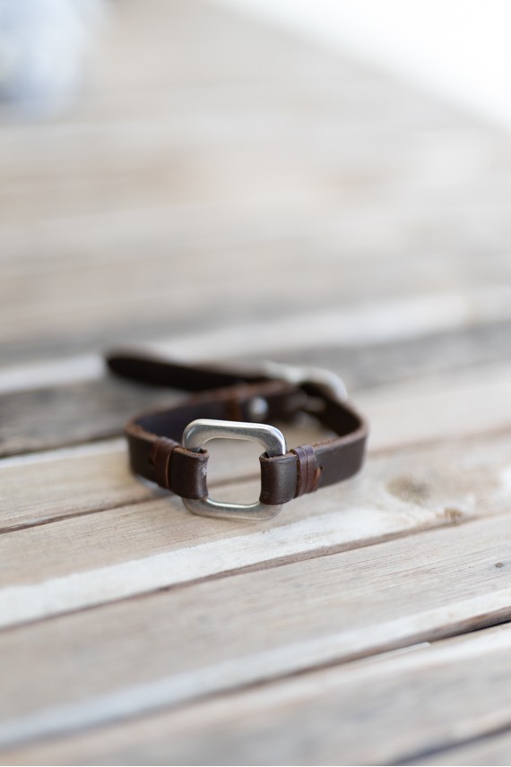 Pulsera Ventana de cuero marrón con gran eslabón cuadrado metálico plateado y cierre de hebilla.