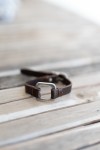 Pulsera Ventana de cuero marrón con gran eslabón cuadrado metálico plateado y cierre de hebilla.