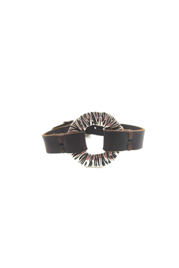 Pulsera Eclipse de cuero marrón con aro metálico circular texturizado de acabado plateado, estilo boho artesanal.