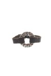 Pulsera Eclipse de cuero marrón con aro metálico circular texturizado de acabado plateado, estilo boho artesanal.